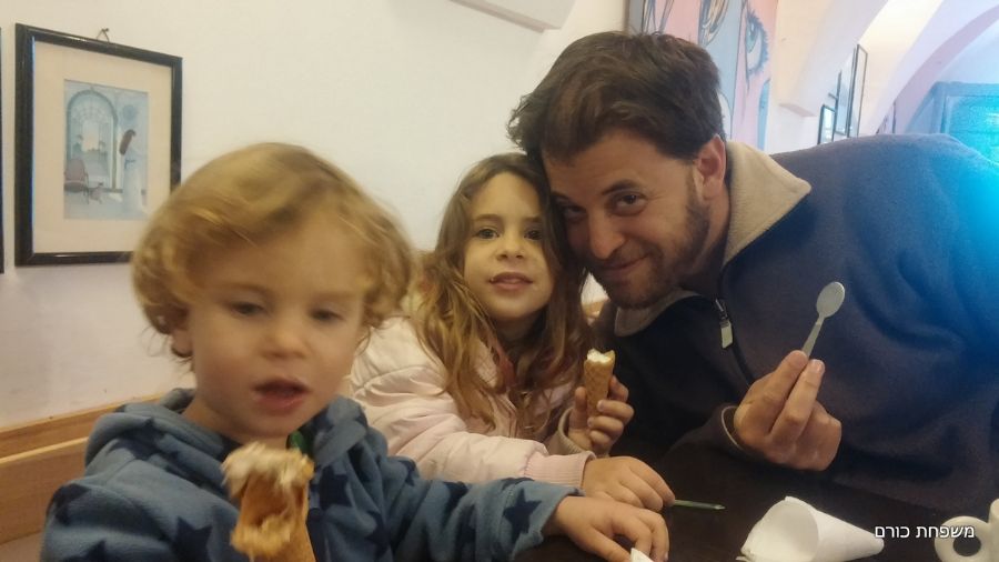 אוכלים גלידה